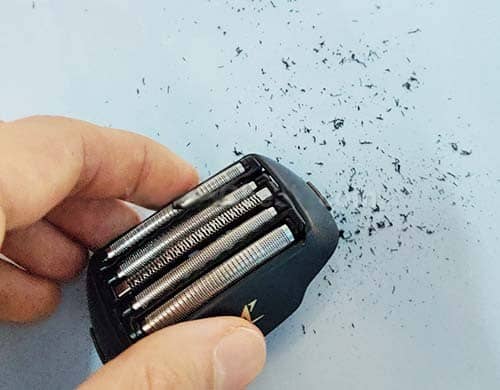 electric-razor-cleaning-hairs